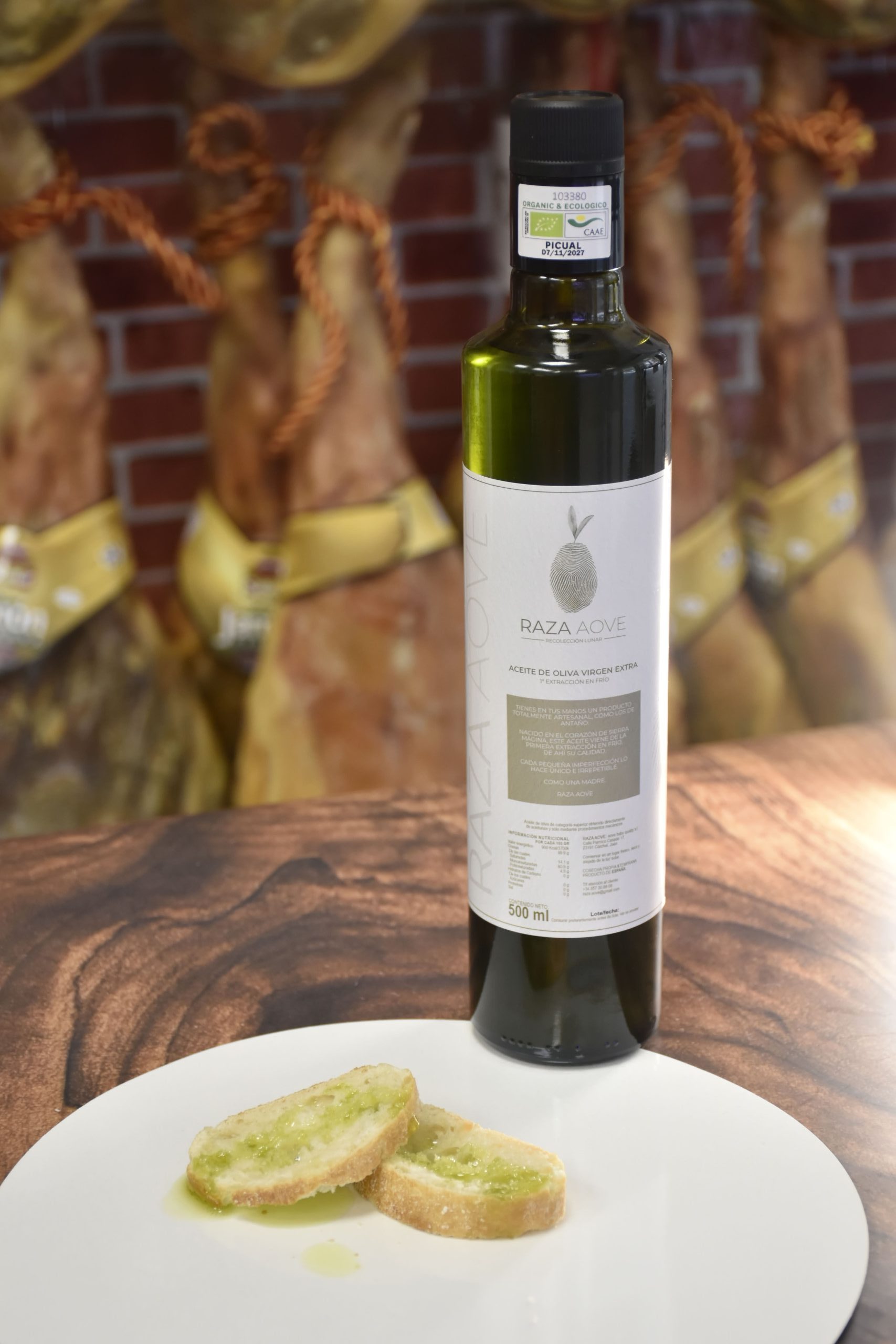 Botella de aceite de oliva virgen extra ecológico RAZA AOVE Picual de 500 ml, primera extracción en frío