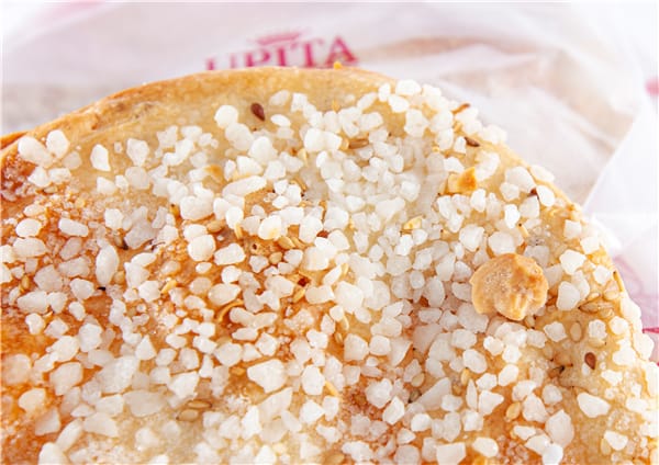 Torta de aceite de oliva virgen extra con almendras Upita de los Reyes, cubierta de azúcar
